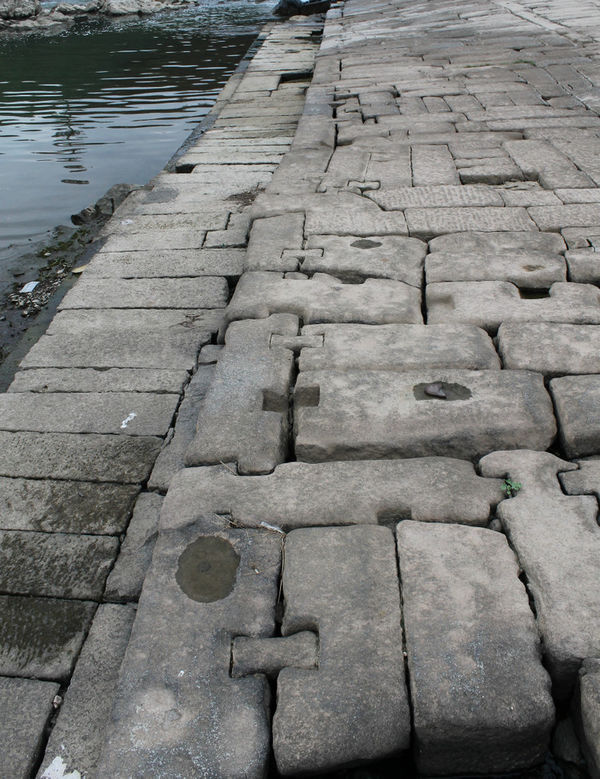 古代水坝是用什么材料筑的