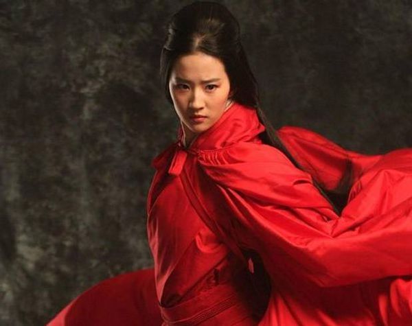当然是 刘亦菲 《花木兰》里一身红色斗篷飒爽英姿 有图有真相求采纳