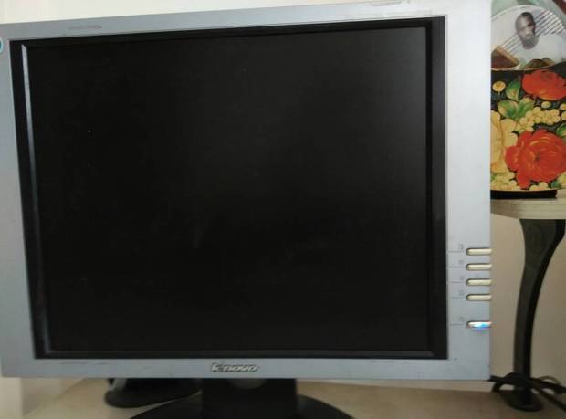 电脑自动黑屏? 就像这样 指示灯亮着 如果换了