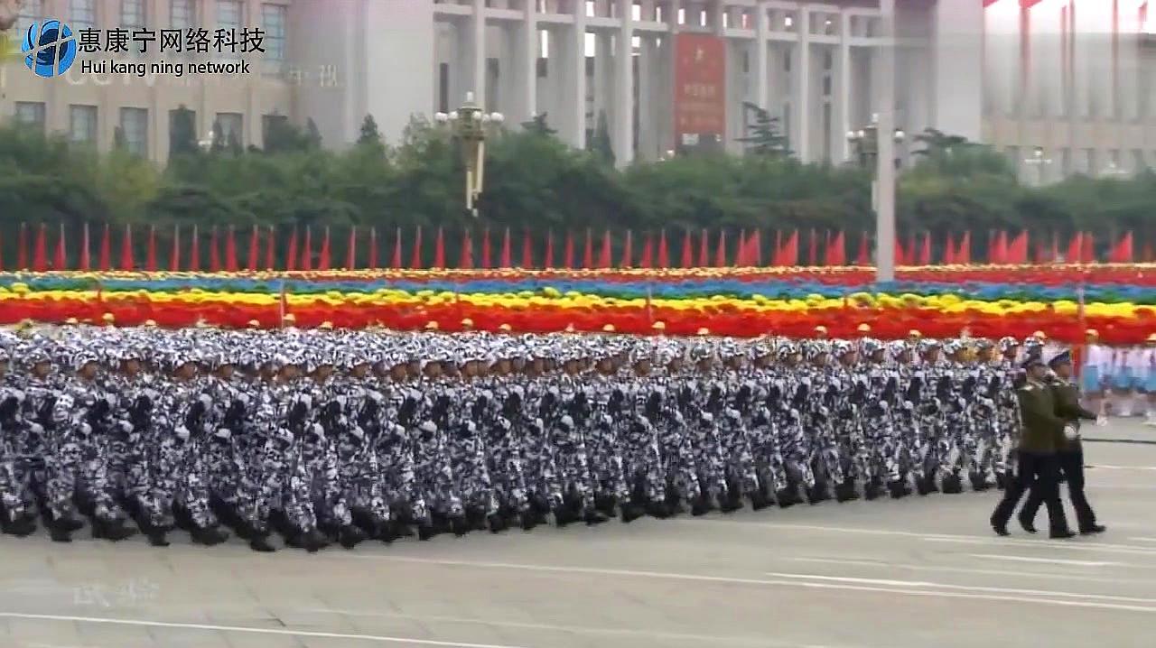 99年建國50週年國慶大閱兵,萬綠叢中一點紅,她們讓人眼前一亮!