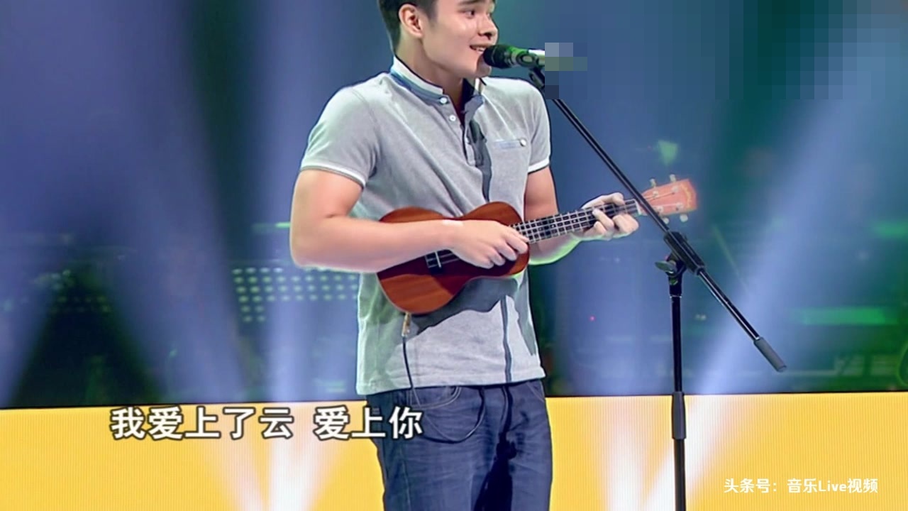 视频:美国华裔 刘伟男好声音现场弹小吉他演唱《柠檬树》太好听.