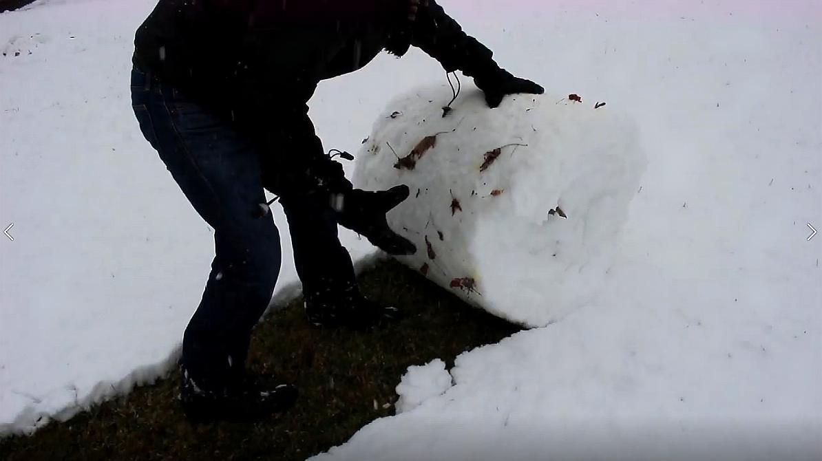 [图]小哥有独特滚雪球技巧,看他把雪像地毯一样滚起来,根本停不下来