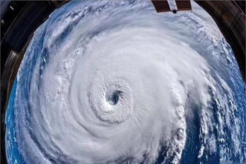 台风的中心台风眼是如何形成的?