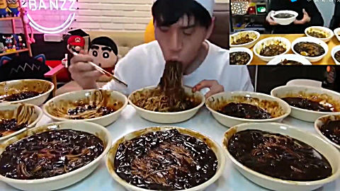 韩国奔驰小哥吃炸酱面,挑战15年的自己,吸面技术越来越厉害了