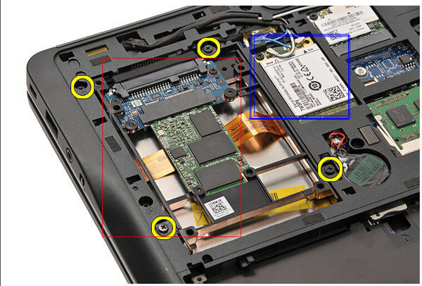 蓝框位置是msata接口的硬盘位