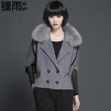 套头半袖斗篷里面搭配什么衣服
