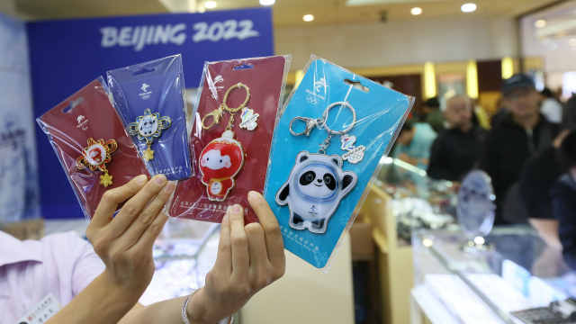 火!市民通宵排队抢购冬奥特许商品