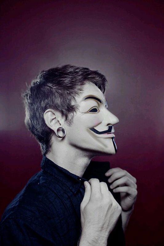 求一张侧脸小丑图片,手捏衣领,就是下面图的原图