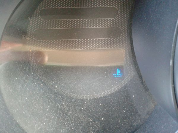 请问汽车仪表盘上的这个蓝色标志亮起是什么问