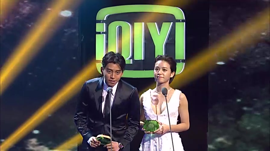 尖叫2016爱奇艺之夜年度电影新人 b>王大陆宋芸桦 /b>