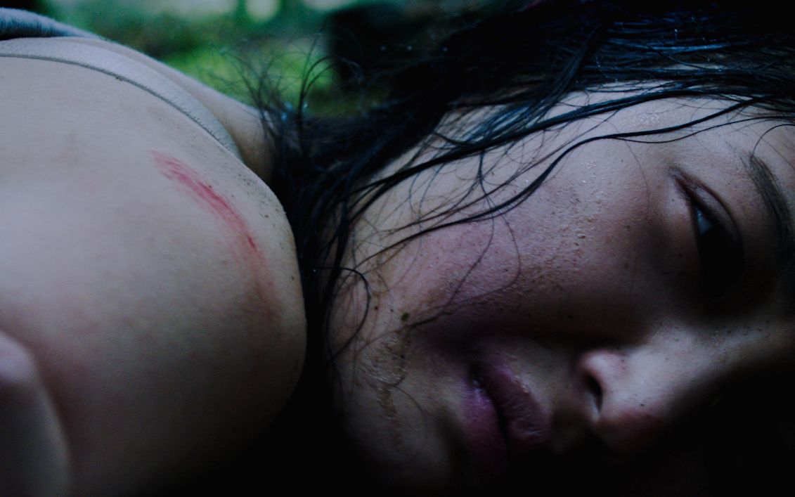 女孩因为嘴碎,宣传 谣言,被人撕烂嘴抛尸荒野!