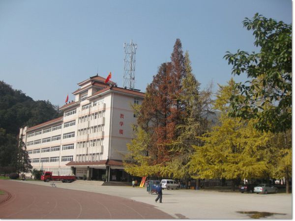 四川农业大学都江堰校区的学费、环境和闱%