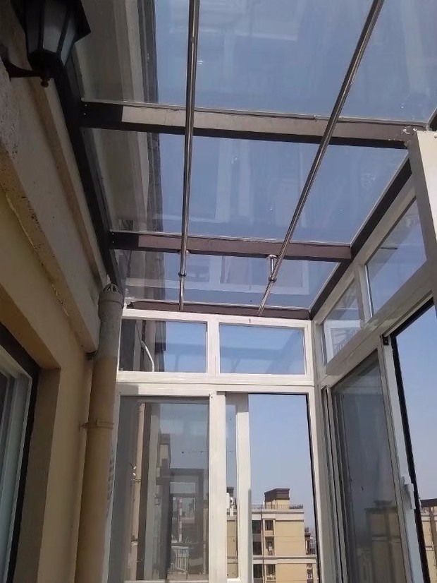 空调外机放在阳台阳光房里,有问题吗