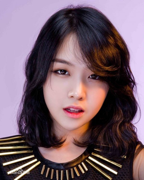 今天东亚杯中国打韩国比赛开始前唱韩国国歌那美女叫?