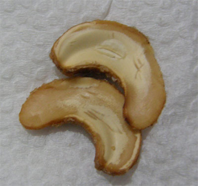 请帮忙看看这样的腰果是不是发霉了(有图)