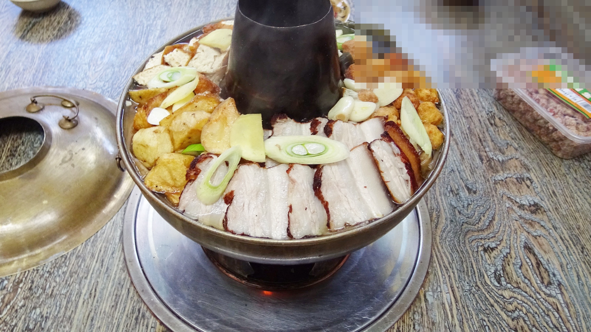 视频:这才是农村地道的铜火锅吃法,冬天来一锅,真过瘾!