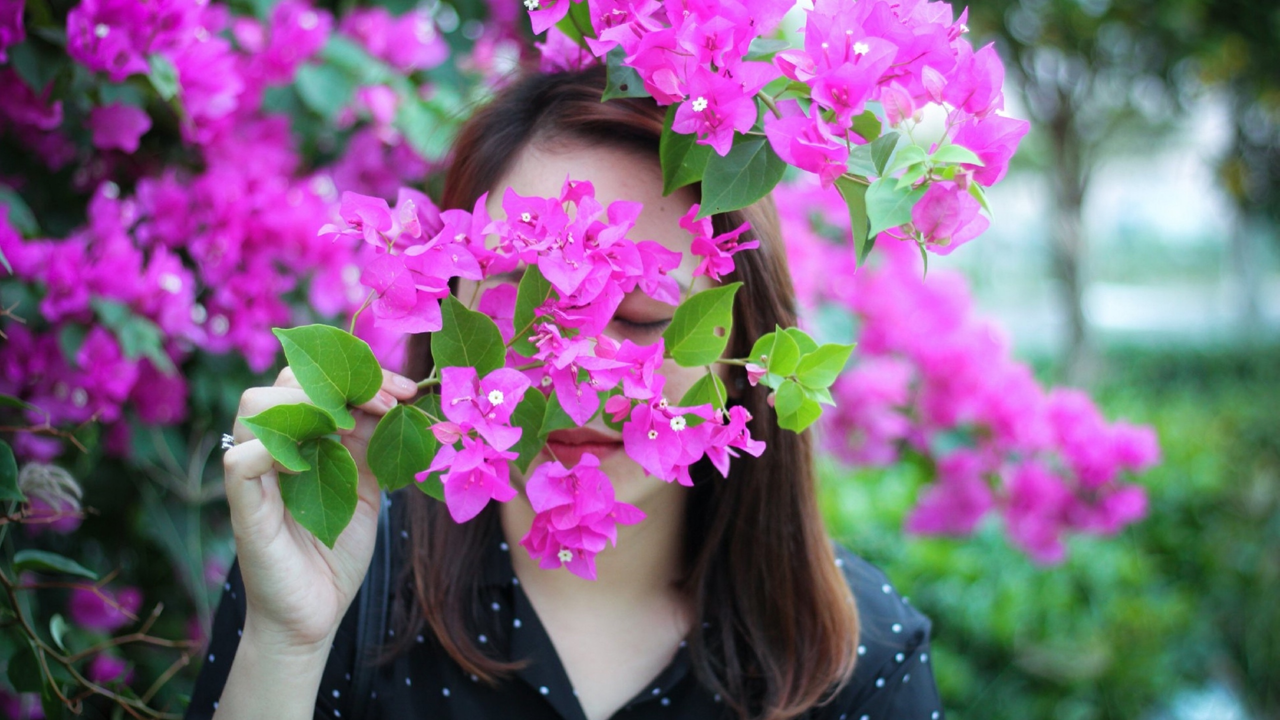 闻花香的女生图片[图4]