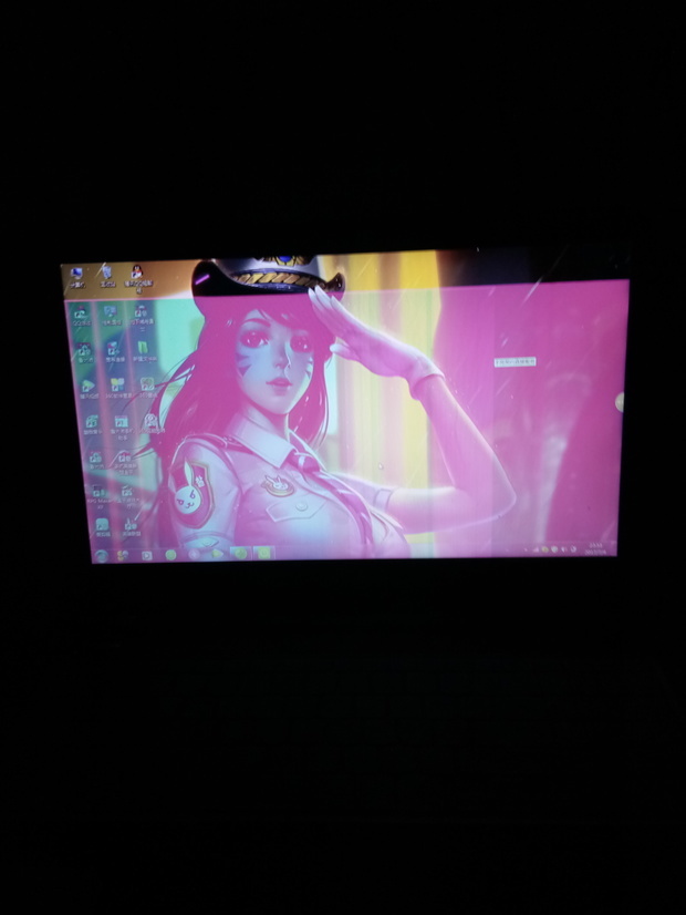 笔记本电脑屏幕花屏横竖条纹都有,还变颜色。
