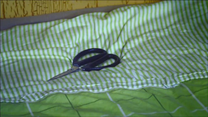 贼妈把 贼爸接回家住,故意在枕头下放剪刀,结果把 贼爸吓坏了