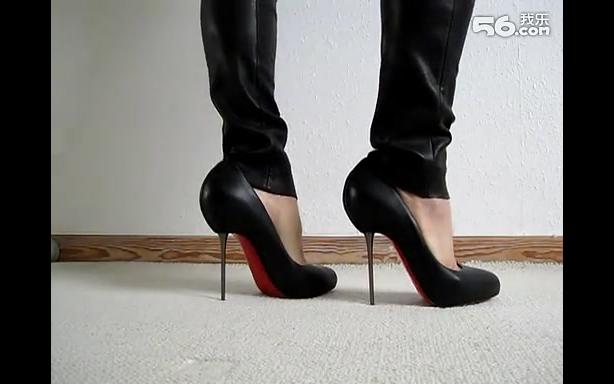 穿超细 金属跟高跟鞋练习走路