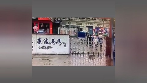 江苏泗洪:女子 法院门口辱骂掌掴法警,被拘留15天罚款25000