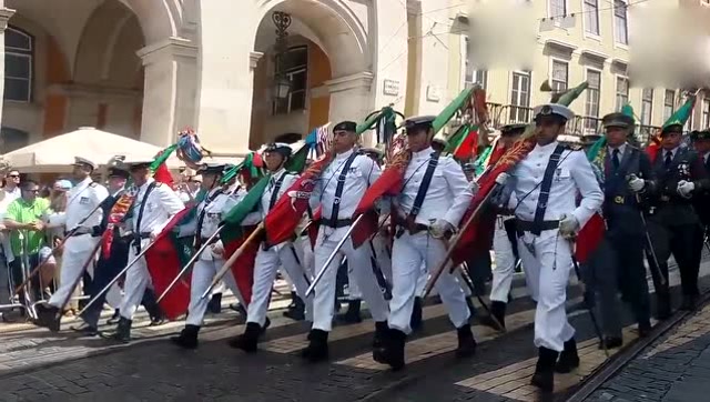 葡萄牙阅兵,士兵的正步踢得真是让人不忍直视,太乱了