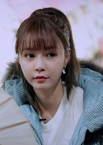 沈梦辰靳梦佳体验自制遵义油纸伞 两把伞画风完全不一致啊