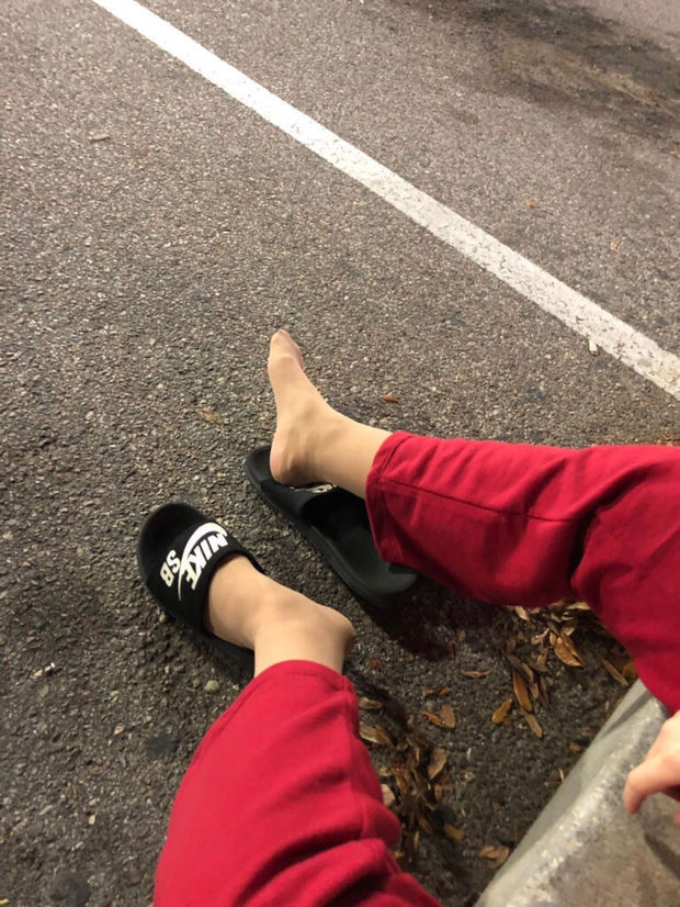 请问这个女孩是干什么工作的的 为什么经常晚上夜里坐路边 还捡垃圾箱