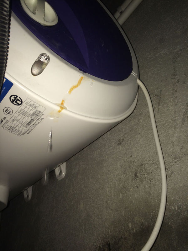 海尔储水式热水器漏水也不加热,刚才看了下是右侧有个小孔里漏出来的