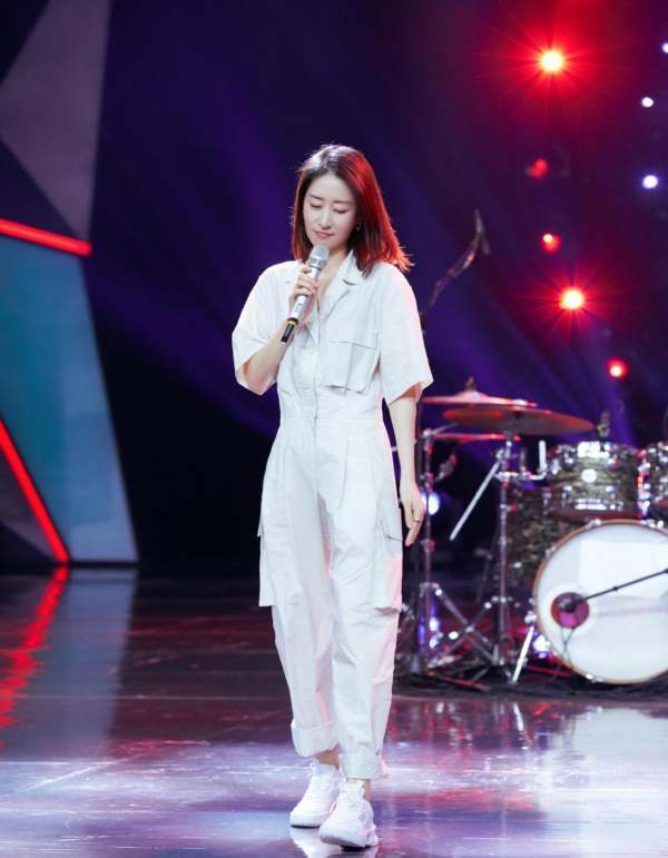 穿黑色v领紧身短裙的刘敏涛,像是44岁的人吗?