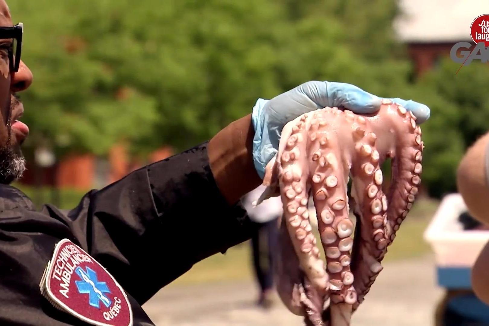 视频:路遇男子呕吐不止,拍打两下竟吐出一条章鱼