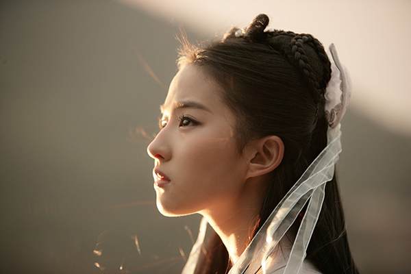 请问图片中的这个叫白露的女孩扮演者是谁?