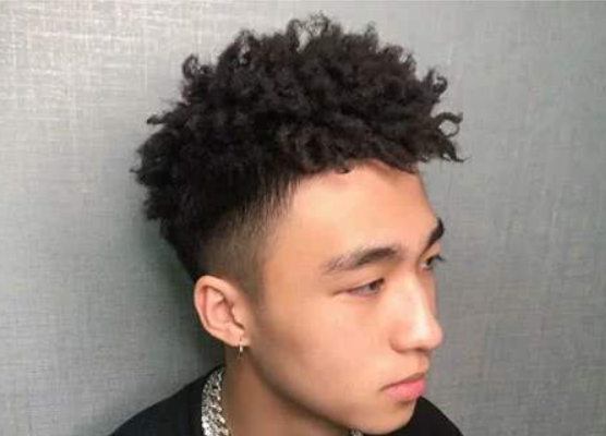 黑人烫对头发的长度有要求,头发的长度不低于5厘米,否则烫出来就不