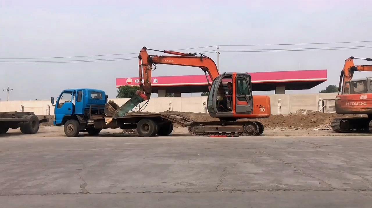  b>挖掘机上下板车 /b>技巧,新手一看就会,学会你也是老司机!