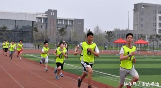 在运动场上的他