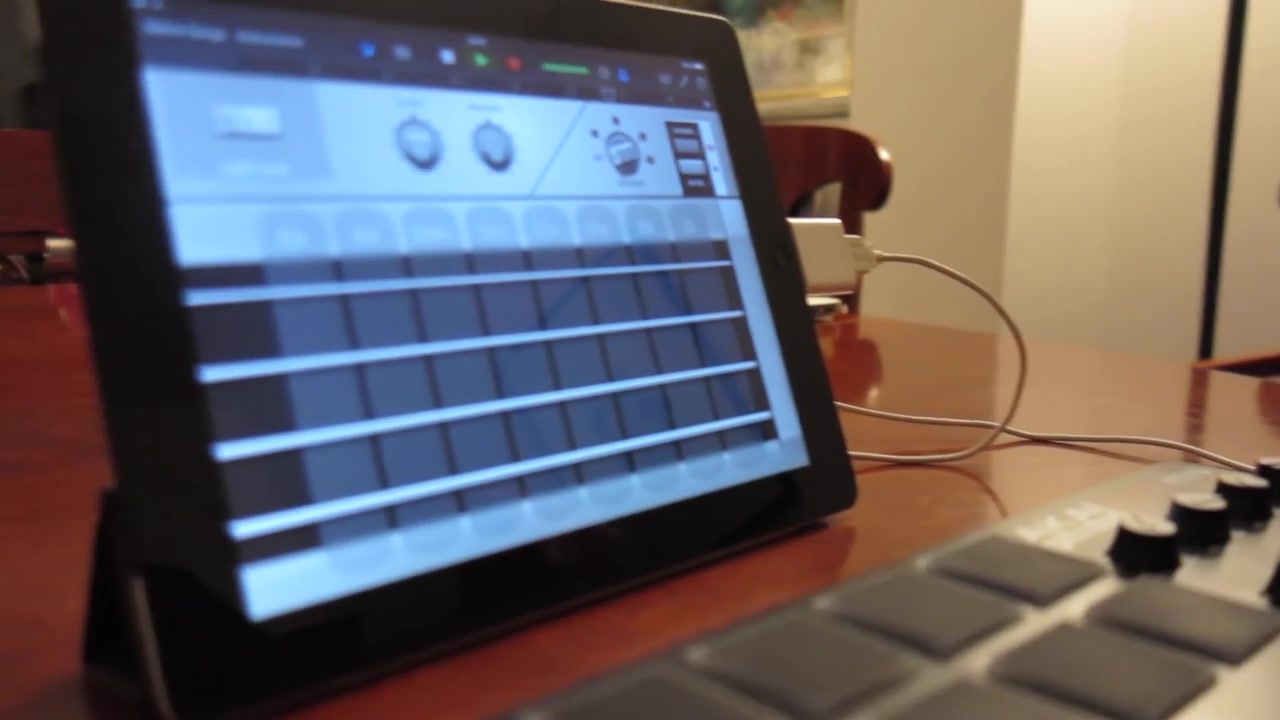 [图]iPad GarageBand 连接Akai MPK Mini键盘后制作音乐