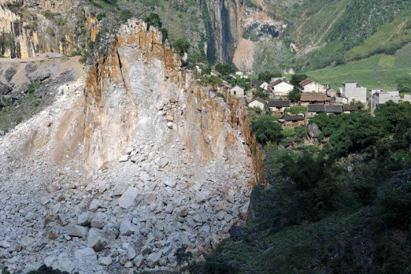 四川冕宁248国道山体岩石崩塌,有无人员伤亡?