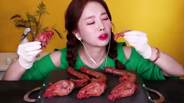 博主试吃中国武汉 特色小吃,鸭头 鸭脖,表情丰富夸张,感觉吃的也是蛮