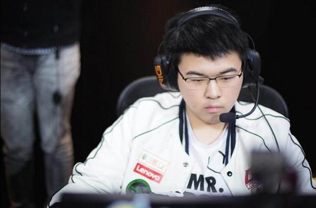 谁能告诉我韦神用的这款耳机型号?