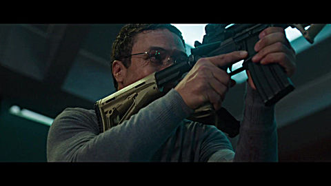 每一枪都打在同伴身上,张东健最新暴力动作片