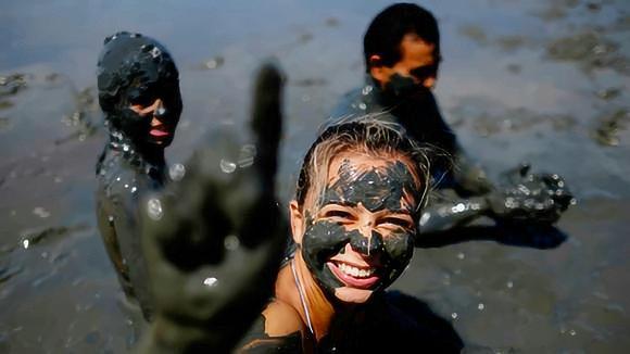 视频: 石油洗澡?这个国家用 石油洗澡已流行千年,可治疗70多种病!