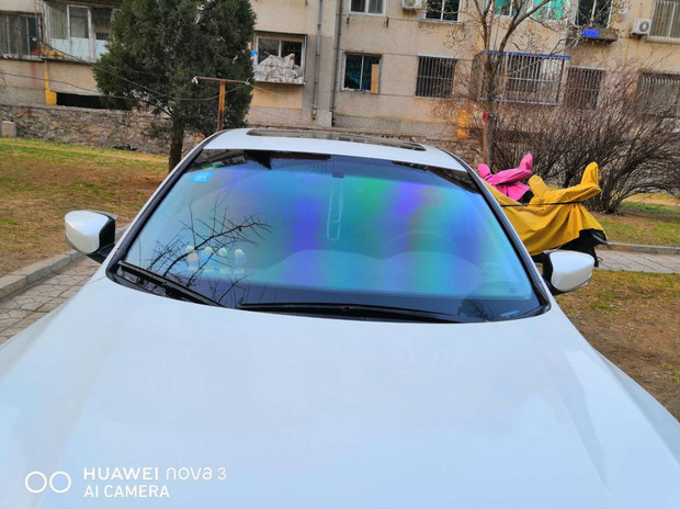 汽车前挡风玻璃的彩虹色是什么原因