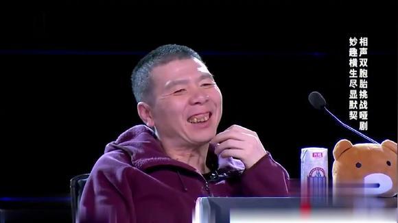 笑傲江湖:俩男子舞台表演,视觉感官看他们,好像变成大长胳臂!