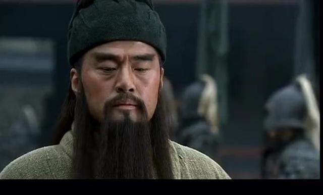 关羽要取 华雄人头,连小兵都一起取笑,结果 温酒斩华雄,吓慑众人