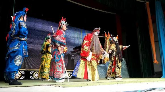 周至县剧团下乡演出秦腔《斩李广》选段,不仅唱的好,乐队也很棒