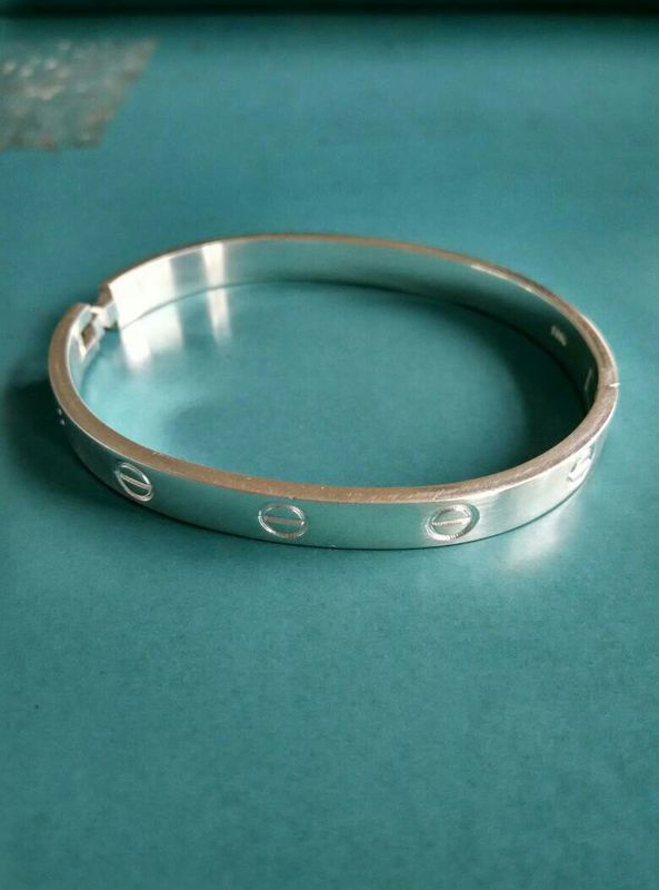 我在一家小店买了个银手镯,22g花了230元,钢印是s990,没有店名和牌子