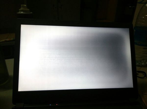 笔记本电脑一开机就黑屏