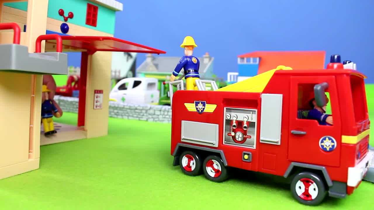 亲子 玩具屋 消防员山姆拆箱新的 玩具车 消防车和儿童车站-亲子