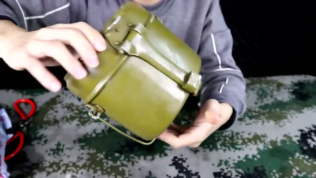 开箱前苏联时期的 军用饭盒,这锅盖还能当锅使