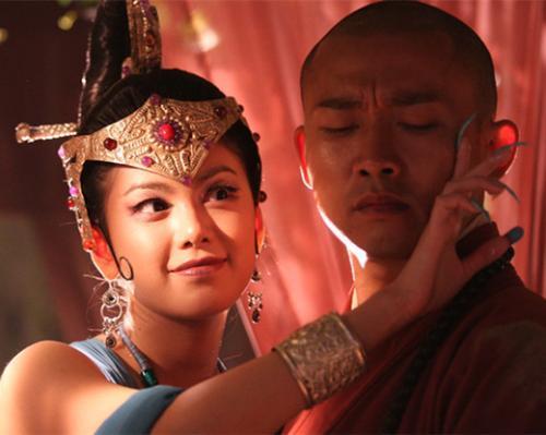 我在找一张壁纸 是唐三藏点化悟空的 背景图是白色的他两坐下来下面